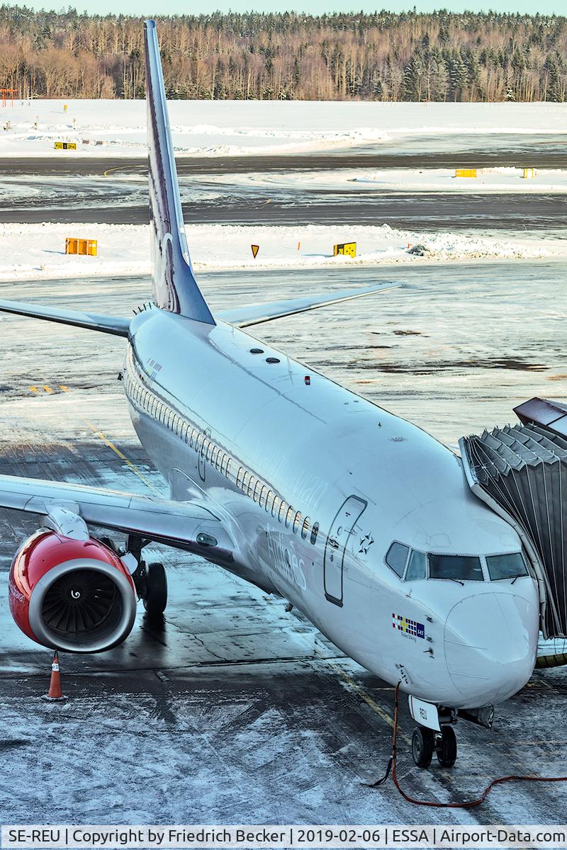 SE-REU, 2002 Boeing 737-76N C/N 33005, ready for boarding