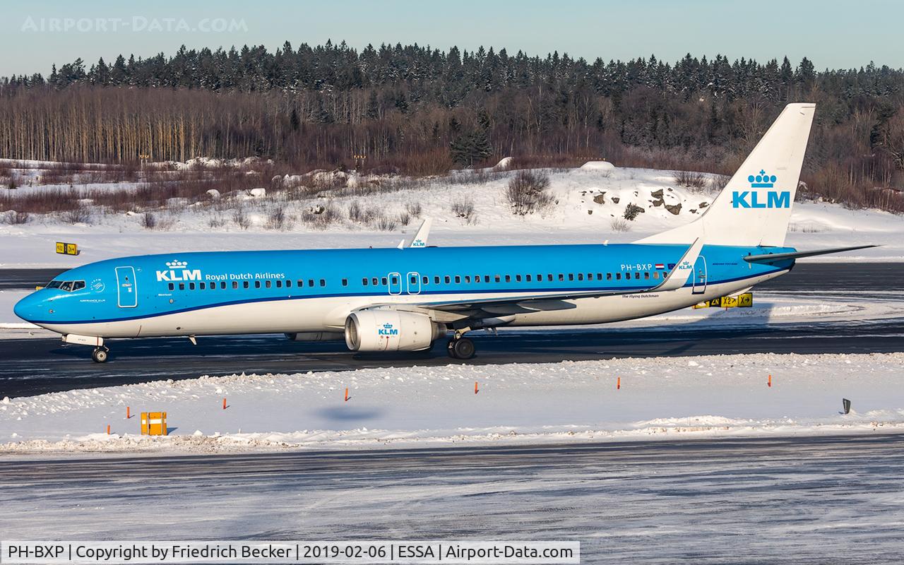 PH-BXP, 2001 Boeing 737-9K2 C/N 29600, taxying to the gate