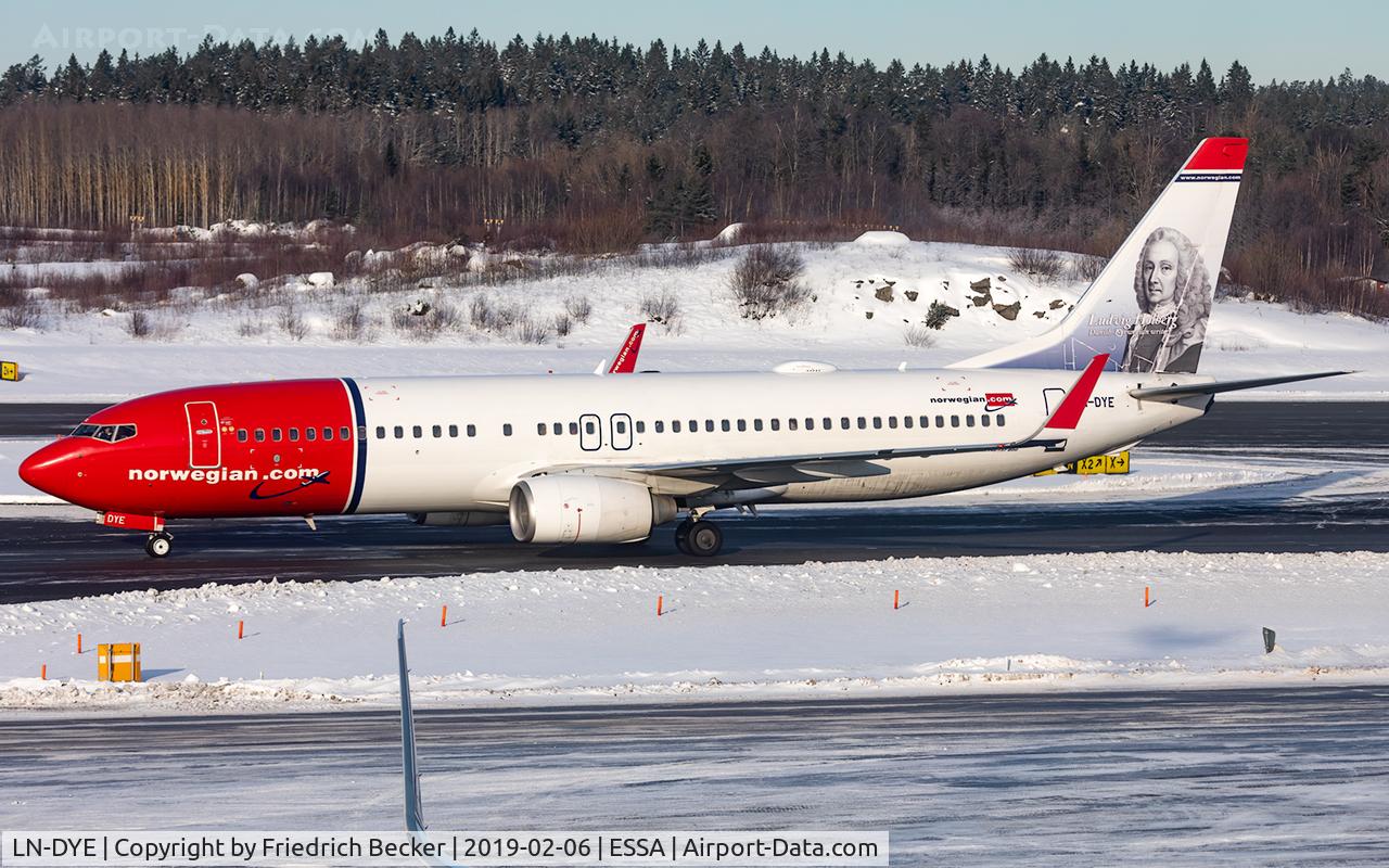 LN-DYE, 2010 Boeing 737-8JP C/N 39003, taxying to the gate