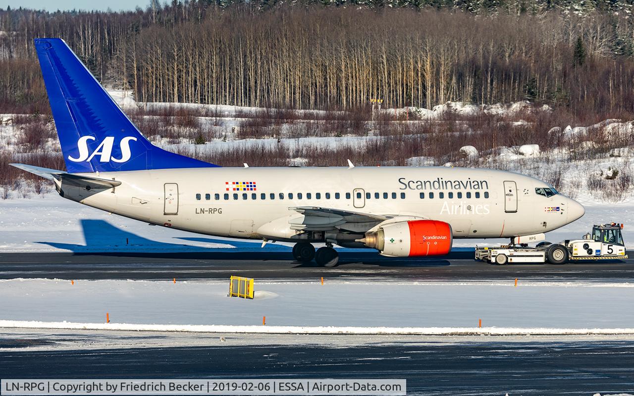 LN-RPG, 1999 Boeing 737-683 C/N 28310, towed to the gate