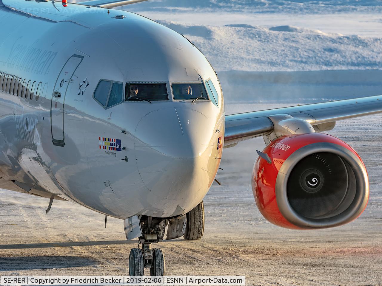 SE-RER, 2000 Boeing 737-7BX C/N 30736, taxying to the gate