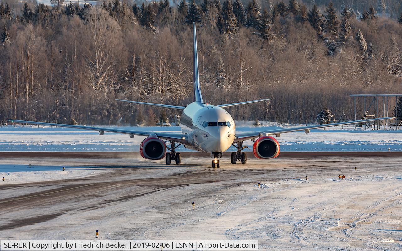 SE-RER, 2000 Boeing 737-7BX C/N 30736, vacating the runway