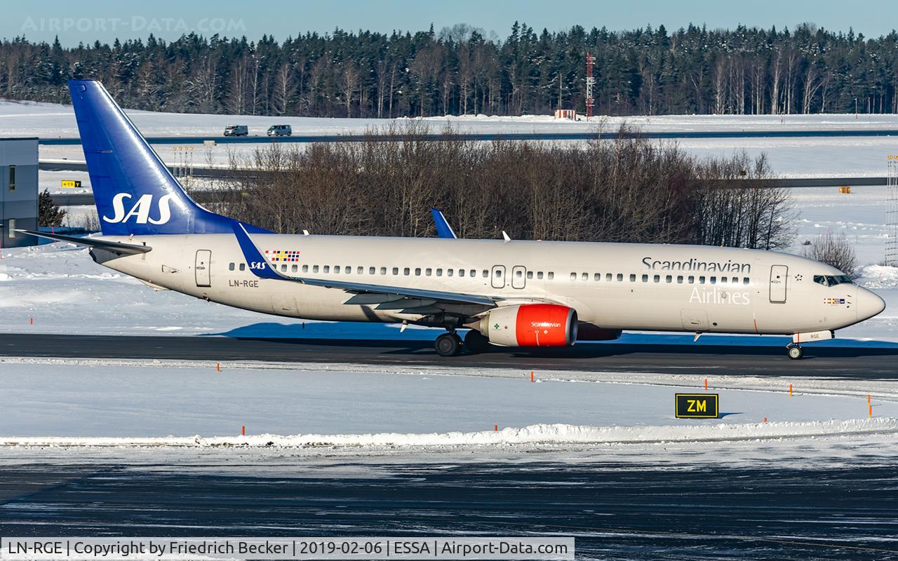 LN-RGE, 2013 Boeing 737-883 C/N 38037, taxying to the active RW26