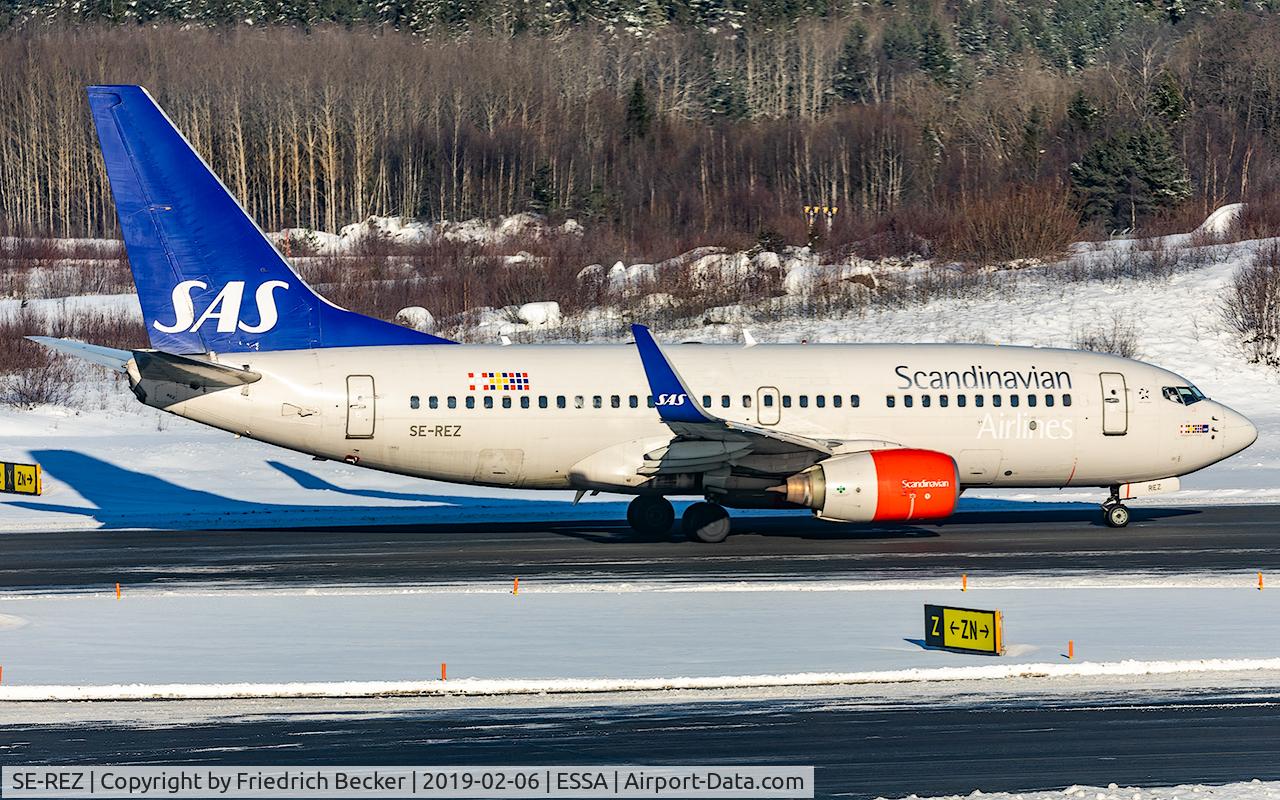 SE-REZ, 2003 Boeing 737-76N C/N 32738, taxying to the active RW26