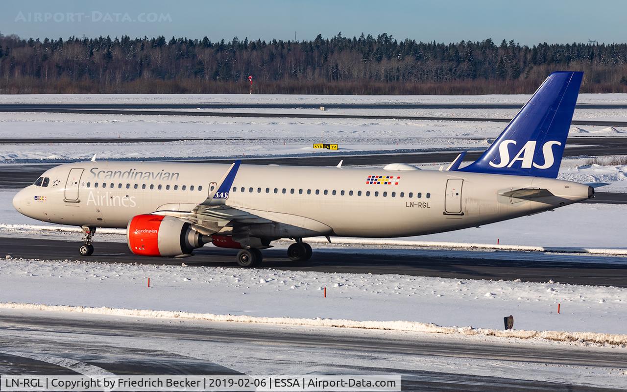 LN-RGL, 2016 Airbus A320-251NEO C/N 7290, taxying to the gate