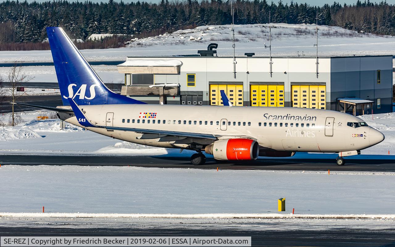 SE-REZ, 2003 Boeing 737-76N C/N 32738, taxying to the active RW26
