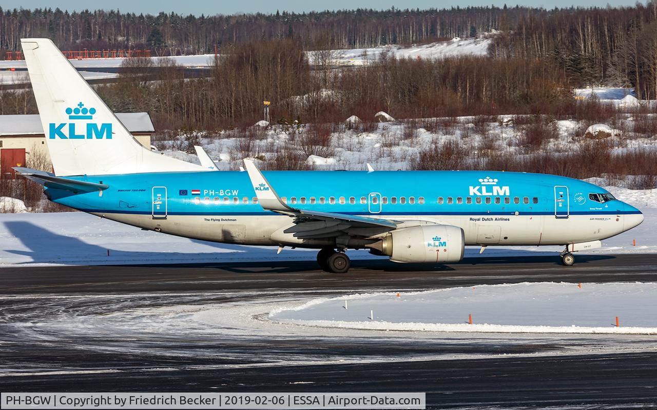 PH-BGW, 2011 Boeing 737-7K2 C/N 38128, taxying to the active RW26