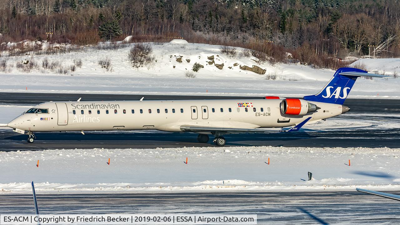 ES-ACM, 2008 Bombardier CRJ-900 (CL-600-2D24) C/N 15206, taxying to the gate