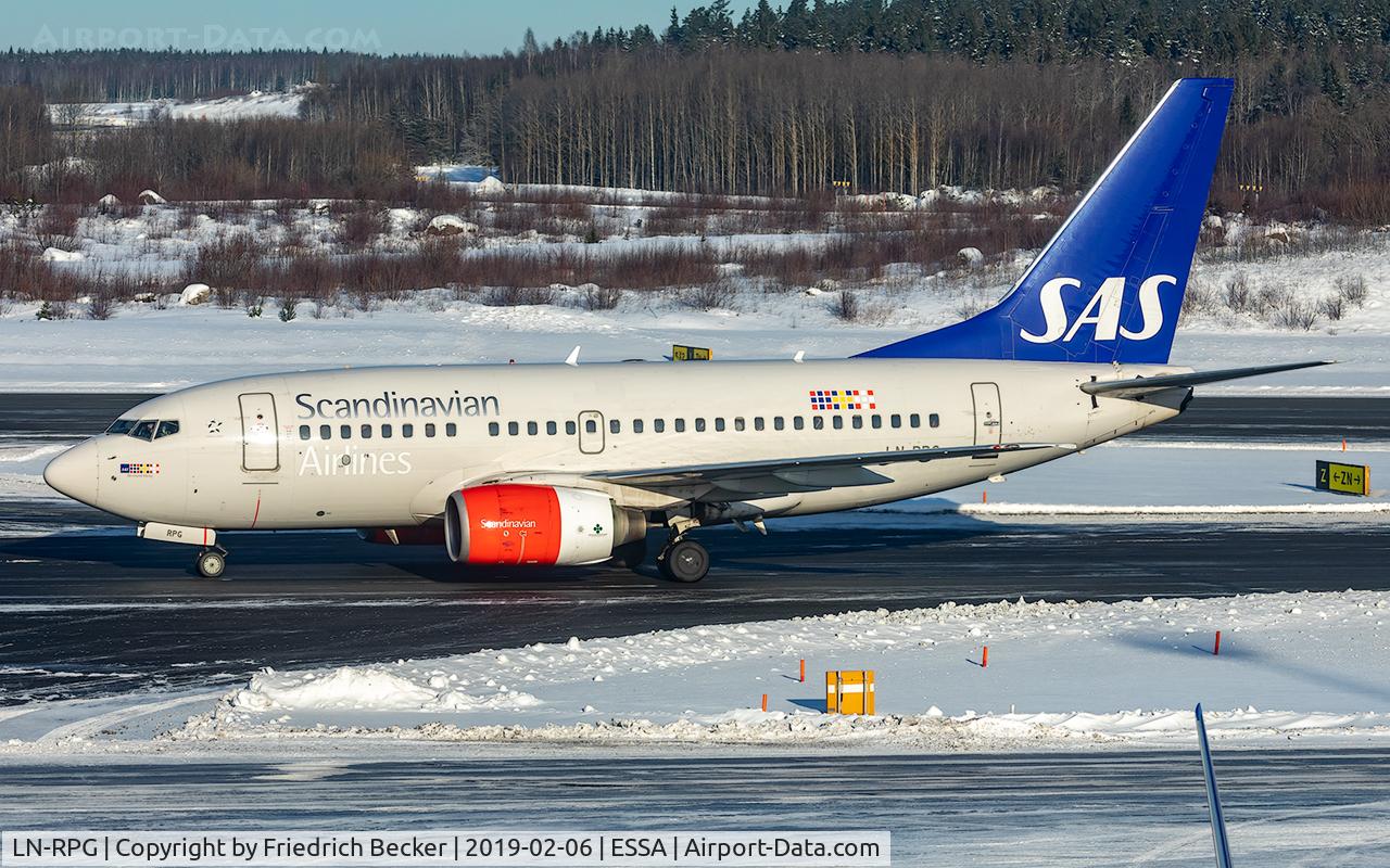 LN-RPG, 1999 Boeing 737-683 C/N 28310, taxying to the gate