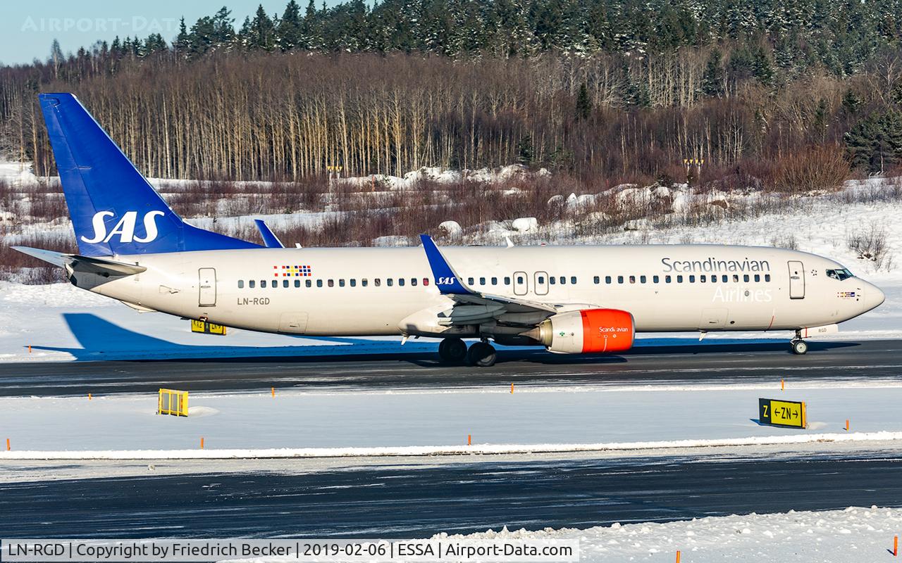 LN-RGD, 2013 Boeing 737-86N C/N 41258, taxying to the active RW26