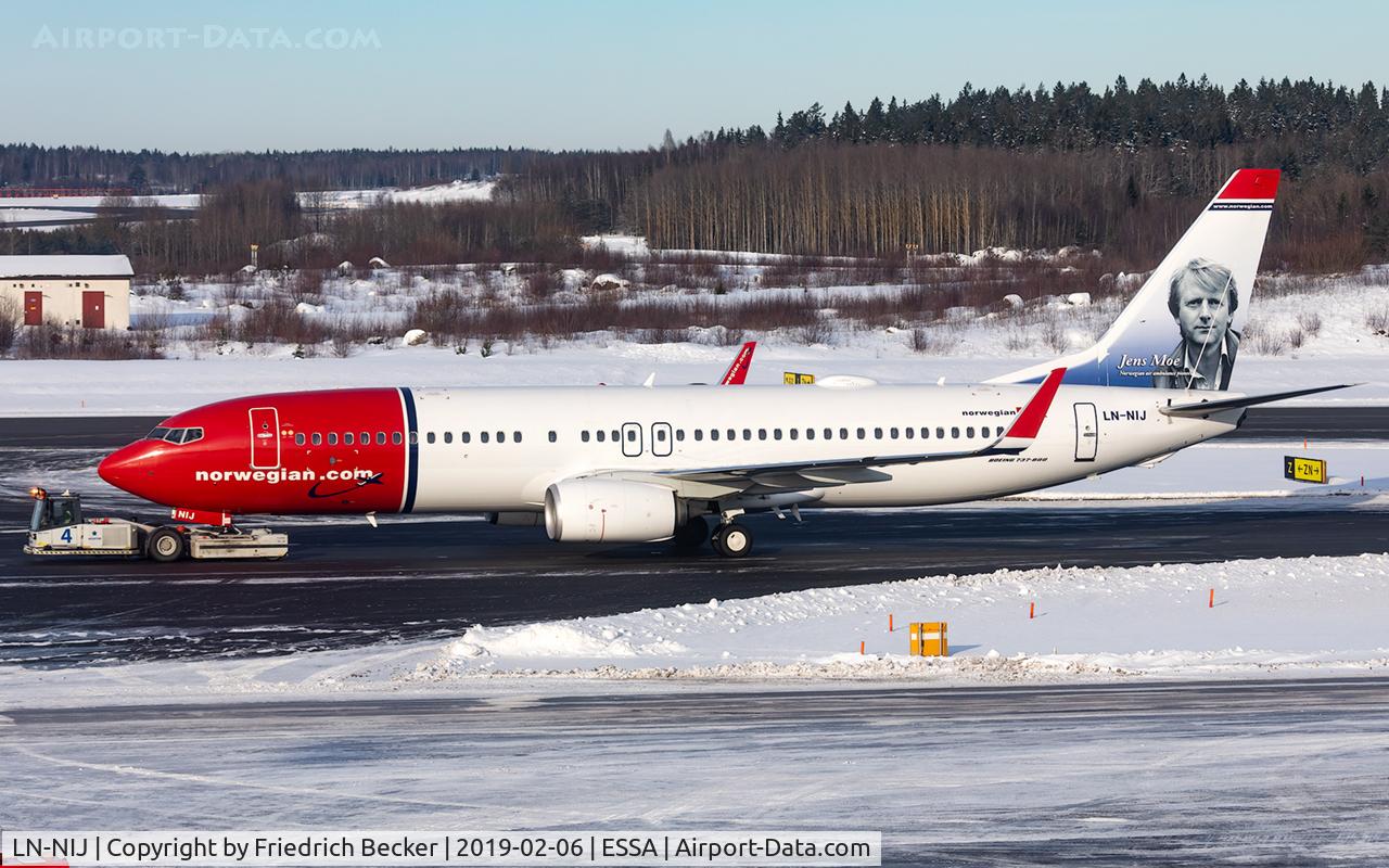 LN-NIJ, 2018 Boeing 737-8JP C/N 42094, towed to the gate