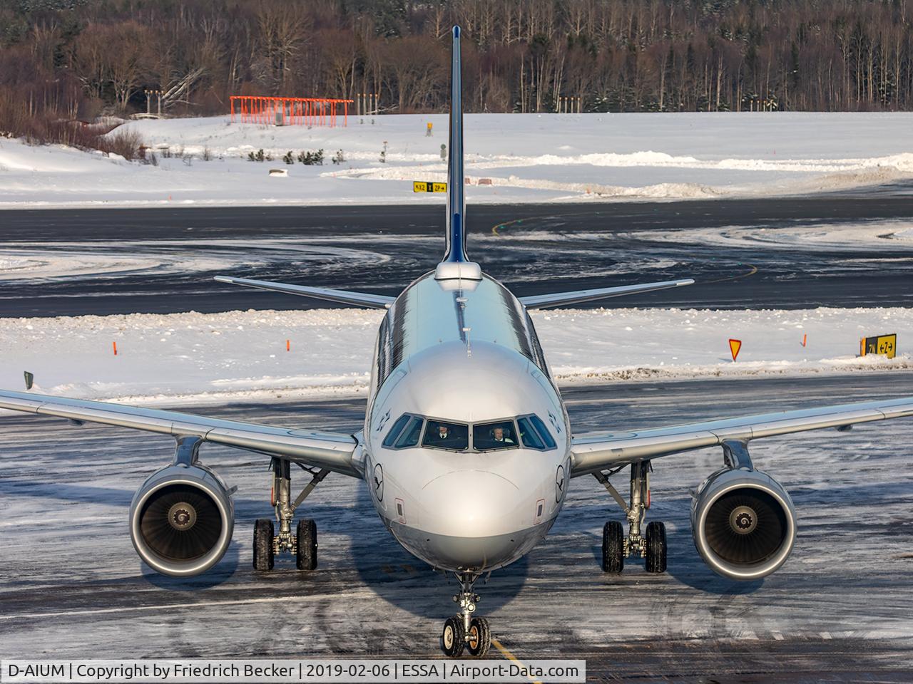 D-AIUM, 2015 Airbus A320-214 C/N 6577, arriving at the gate