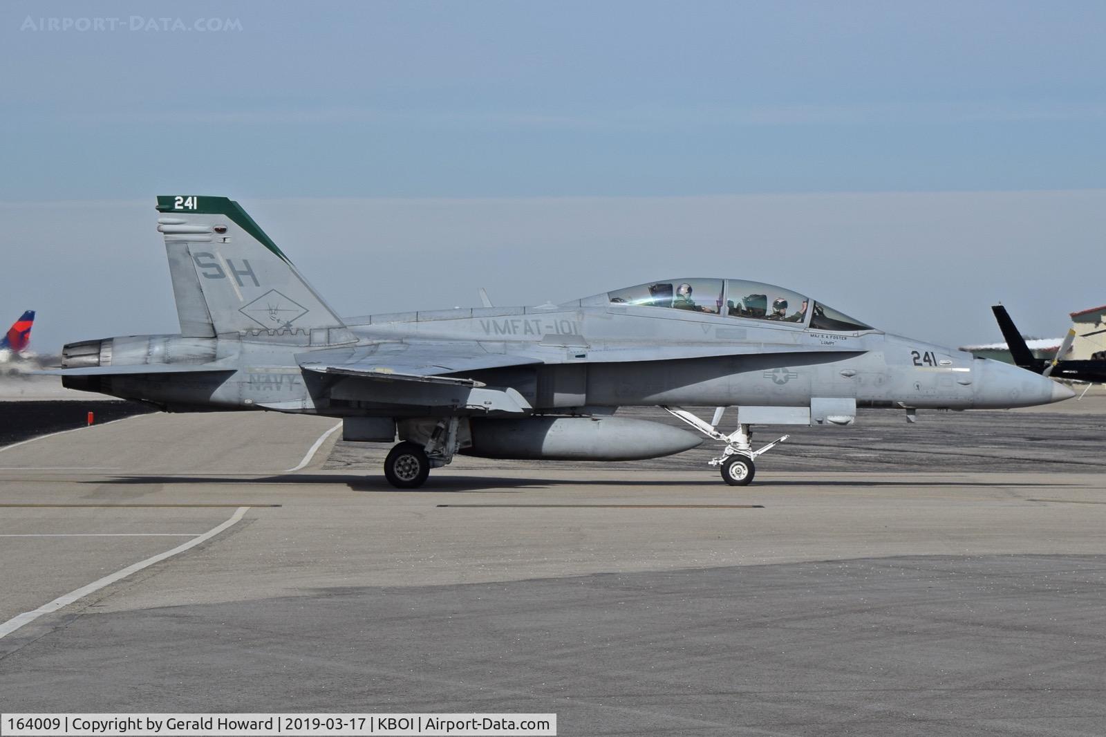 164009, McDonnell Douglas F/A-18D Hornet C/N 891/D039, Taxiing onto the north GA ramp.  VMFAT-101 
