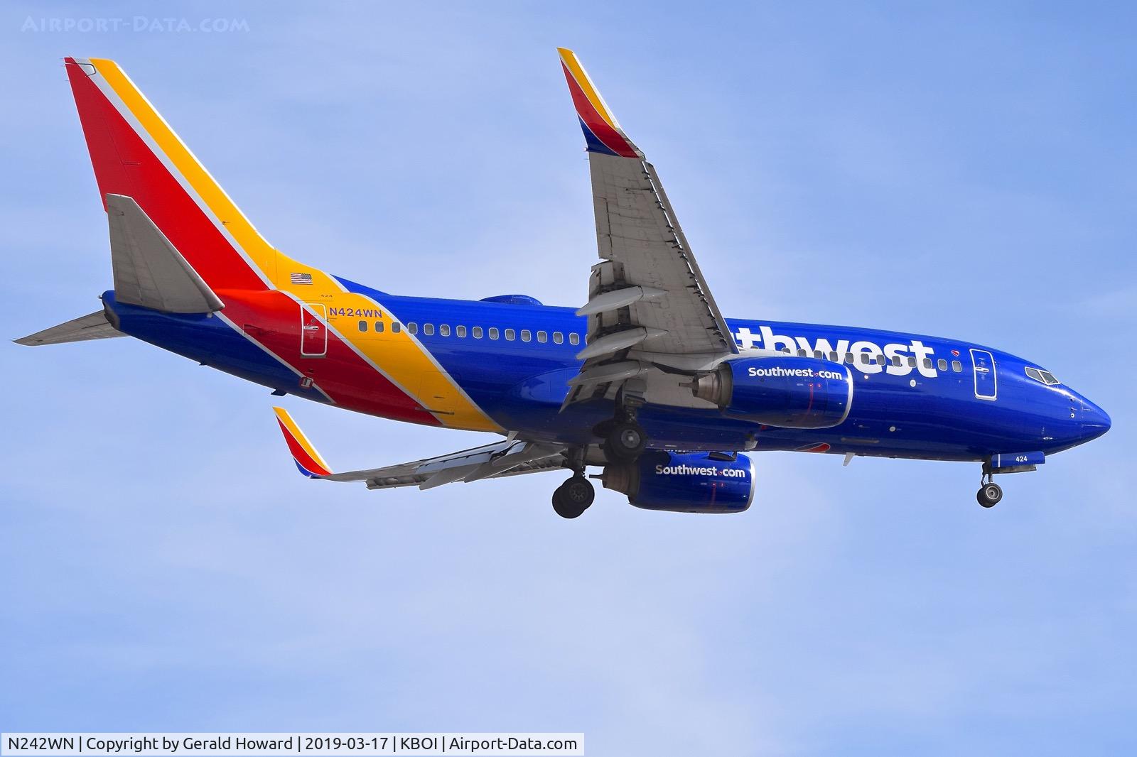 N242WN, 2006 Boeing 737-7H4 C/N 32505, Landing RWY 10L.
