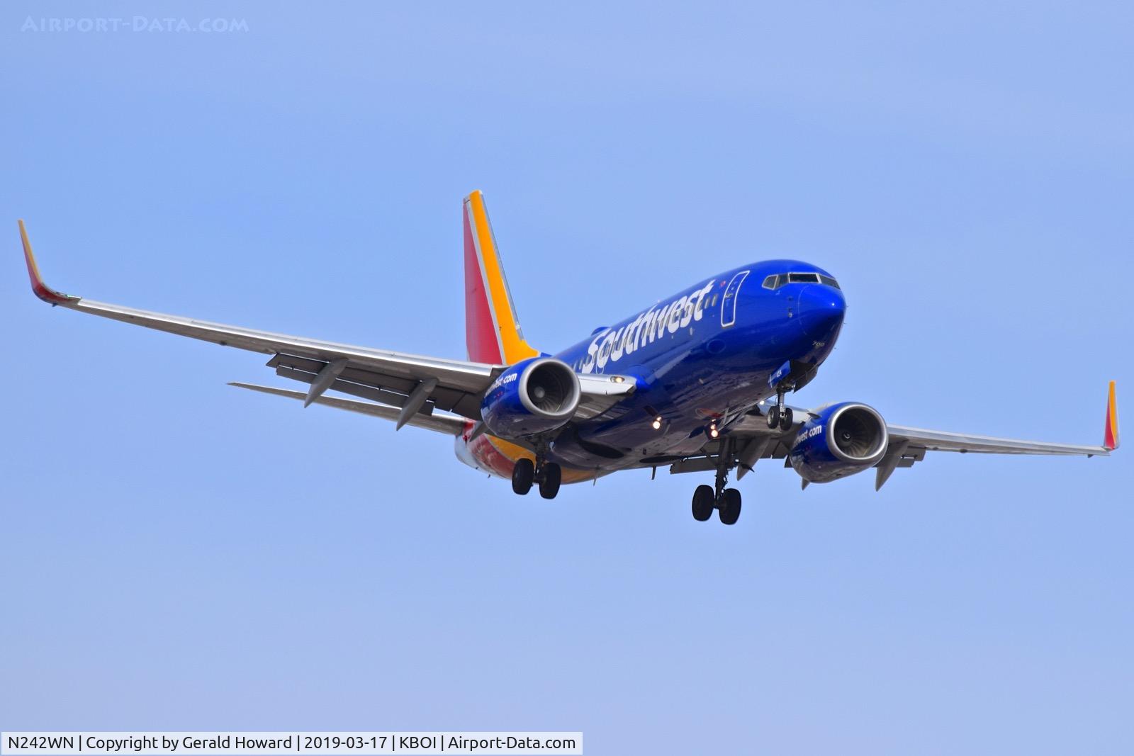 N242WN, 2006 Boeing 737-7H4 C/N 32505, Landing approach to RWY 10L.