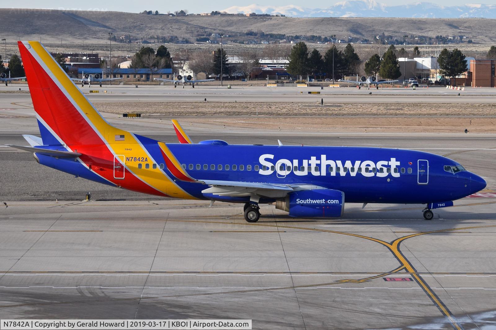 N7842A, 2000 Boeing 737-73V C/N 30237, Taxiing to RWY 10L via Alpha.