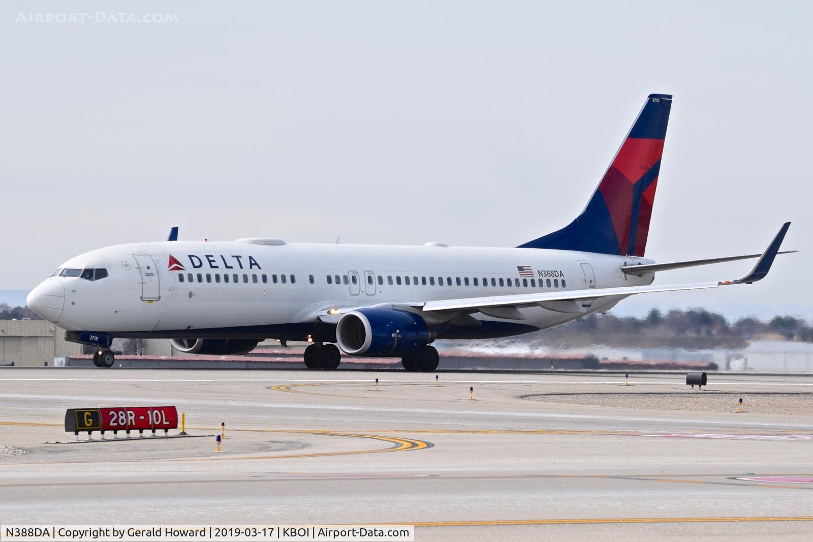N388DA, 2000 Boeing 737-832 C/N 30375, Take off run on RWY 10L.