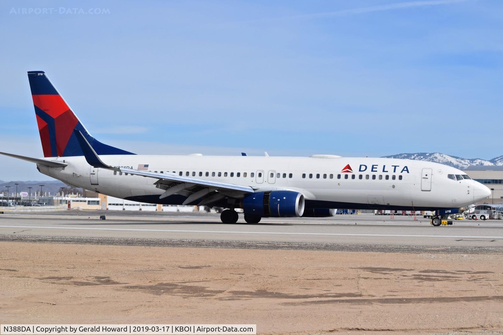 N388DA, 2000 Boeing 737-832 C/N 30375, Landing roll out on RWY 10L.