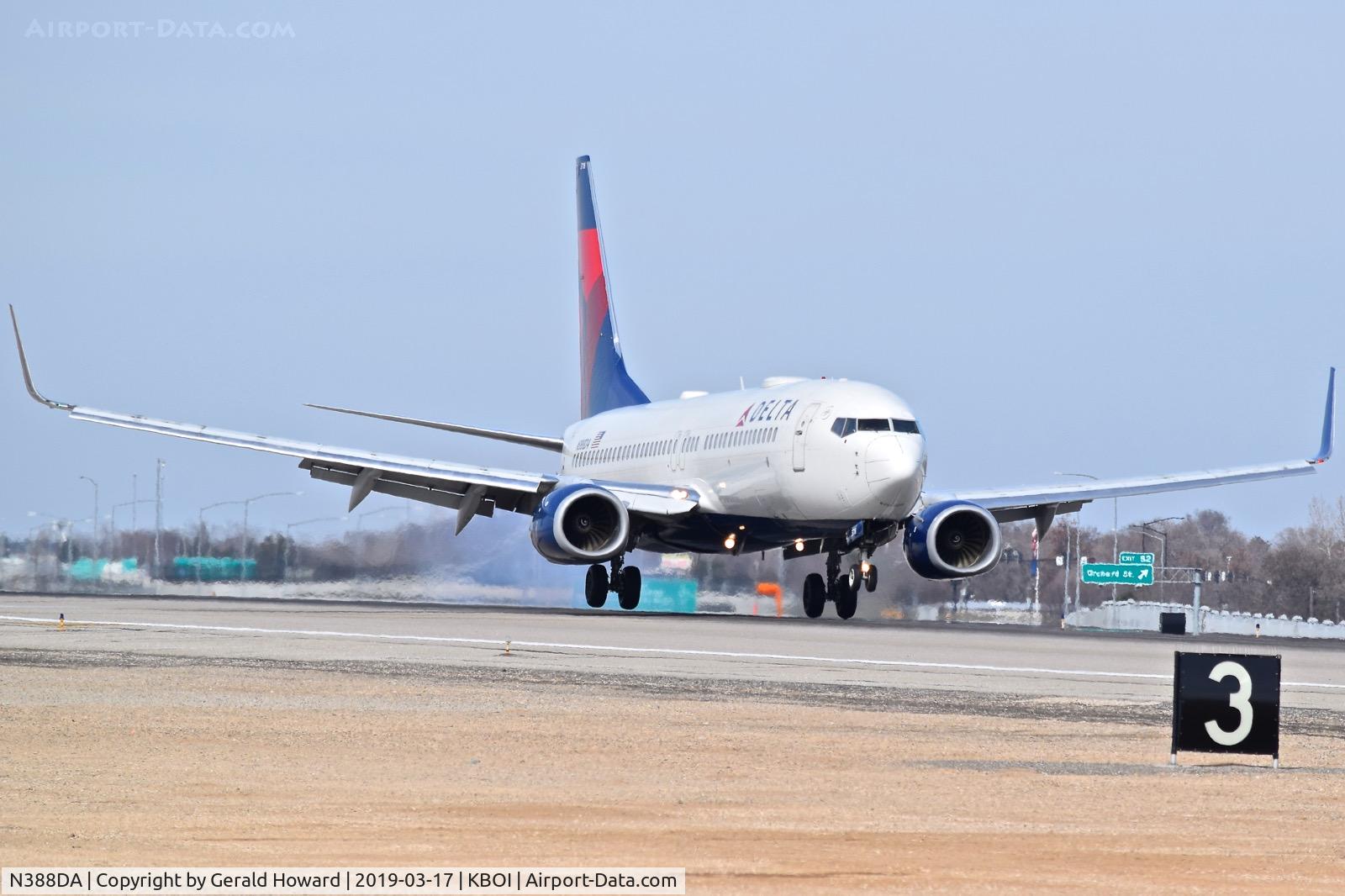 N388DA, 2000 Boeing 737-832 C/N 30375, Landing RWY 10L.