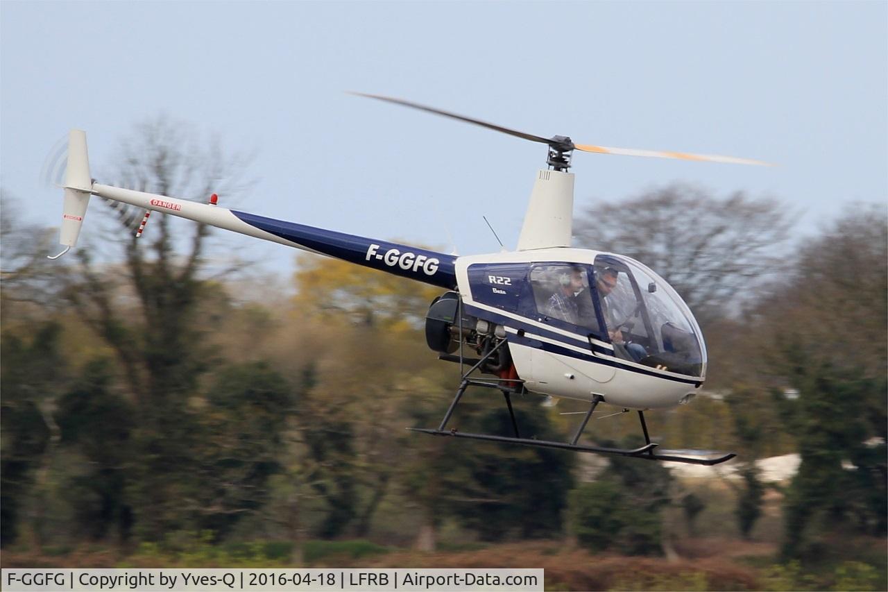 F-GGFG, Robinson R22 Beta C/N 1055, Robinson R 22 BETA, Flight over rwy 25L, Brest-Bretagne airport (LFRB-BES)