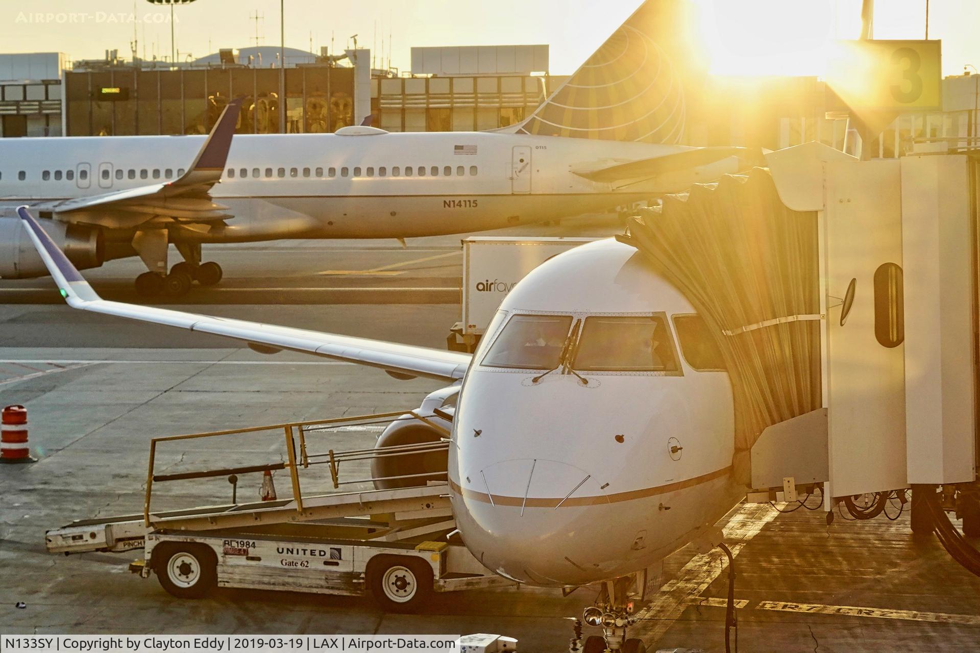 N133SY, 2015 Embraer 175LR (ERJ-170-200LR) C/N 17000452, Sun setting LAX 2019.