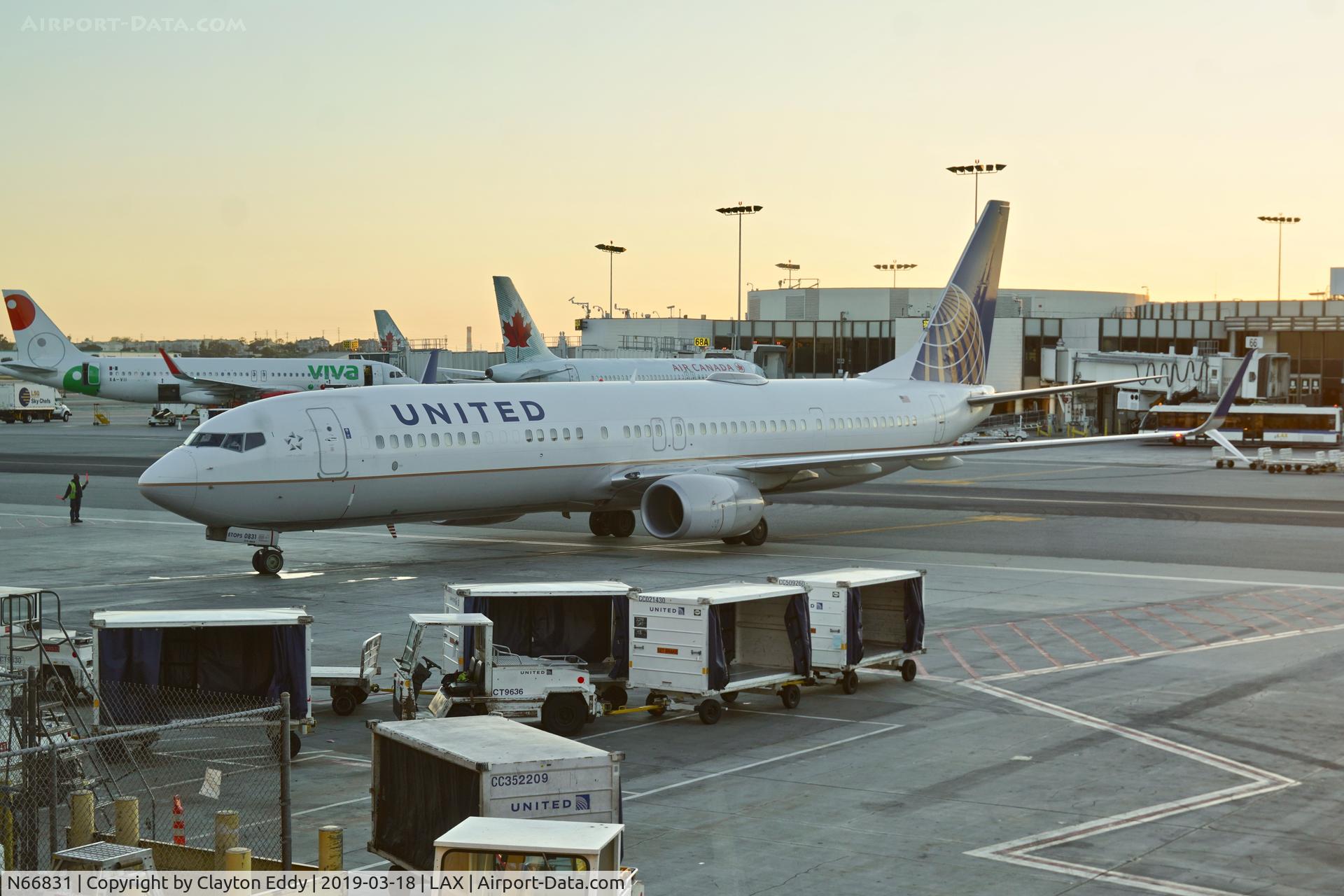 N66831, 2014 Boeing 737-924/ER C/N 44562, Parking LAX 2019.
