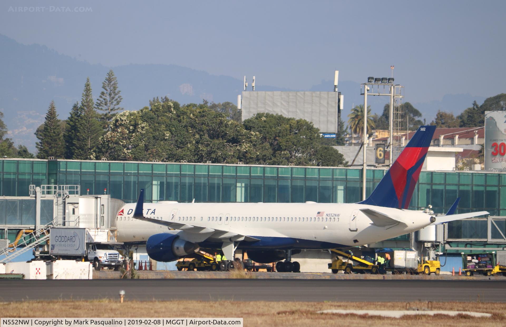 N552NW, 2001 Boeing 757-251 C/N 26499, Boeing 757-251