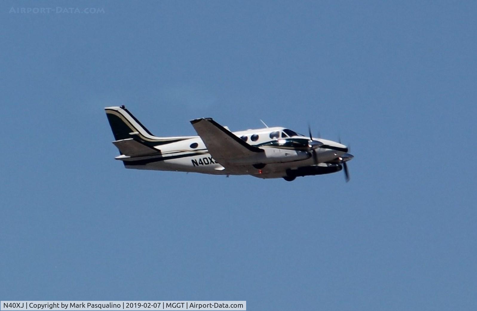 N40XJ, 2001 Raytheon Aircraft Company C90A C/N LJ-1640, Beech C90A