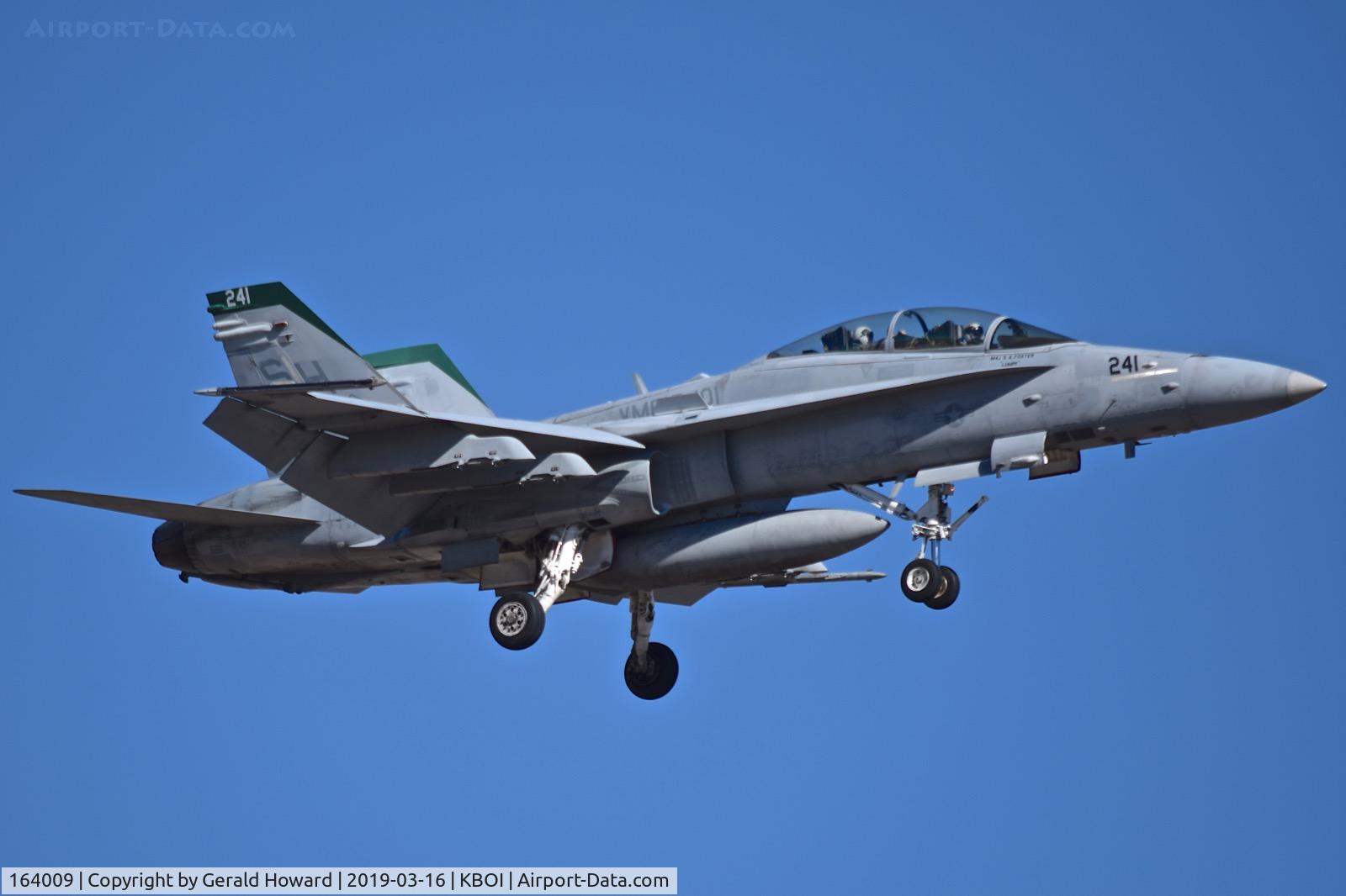 164009, McDonnell Douglas F/A-18D Hornet C/N 891/D039, Landing RWY 10L. VMFAT-101 
