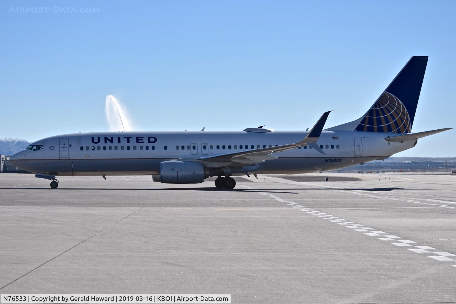 N76533, 2016 Boeing 737-824 C/N 62748, Taxiing to the gate.