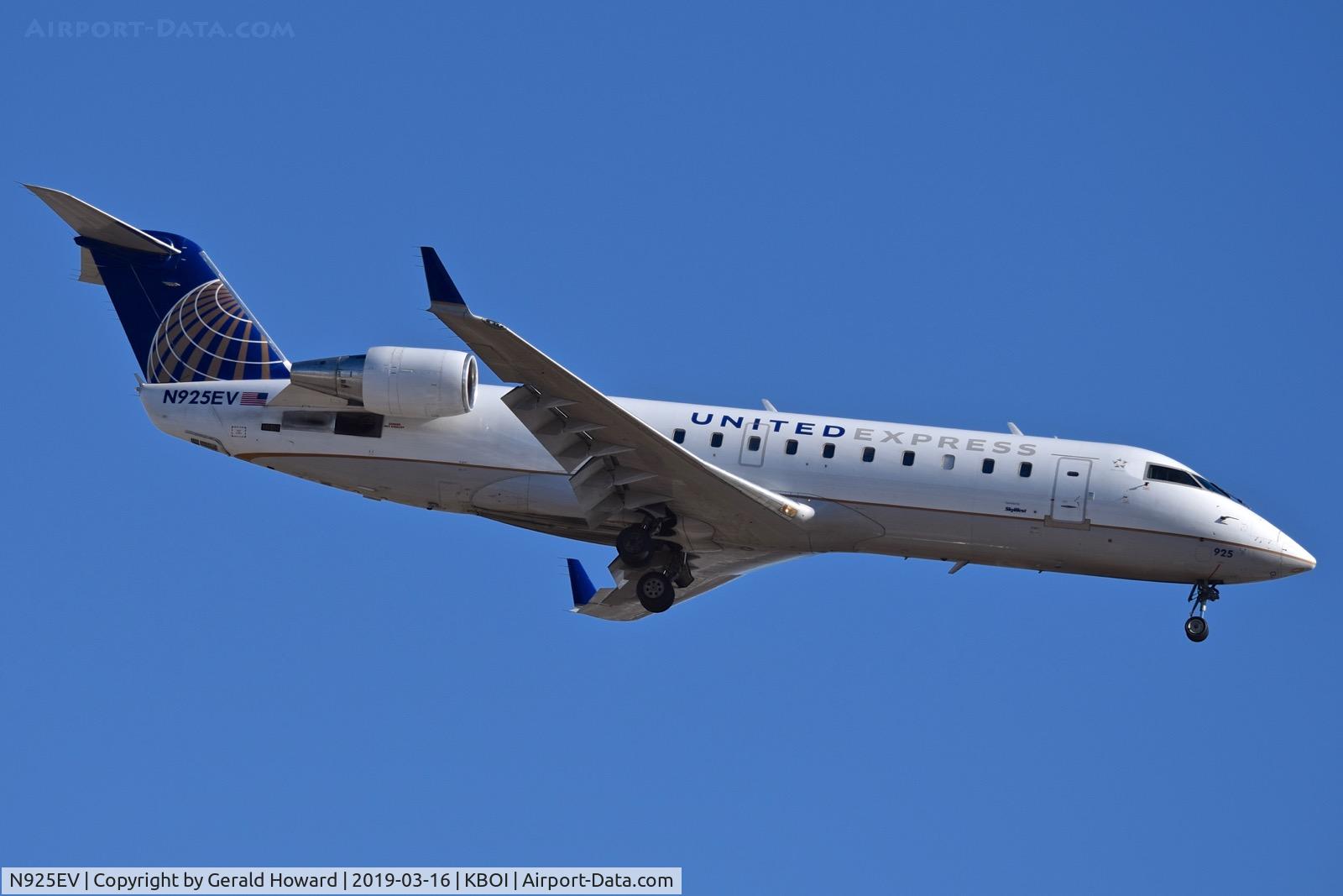 N925EV, 2003 Bombardier CRJ-200ER (CL-600-2B19) C/N 7831, Landing RWY 10L.