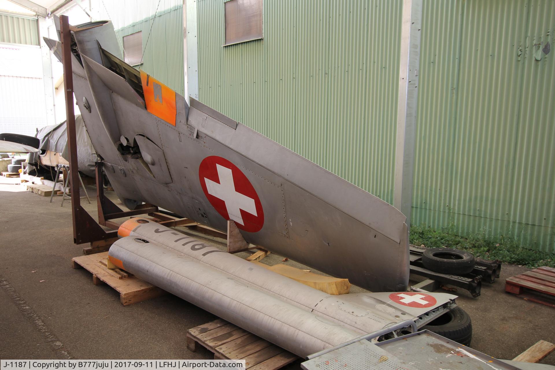 J-1187, De Havilland (FFA) Vampire FB.6 (DH-100) C/N 696, Musée de l'Aviation Clément Ader