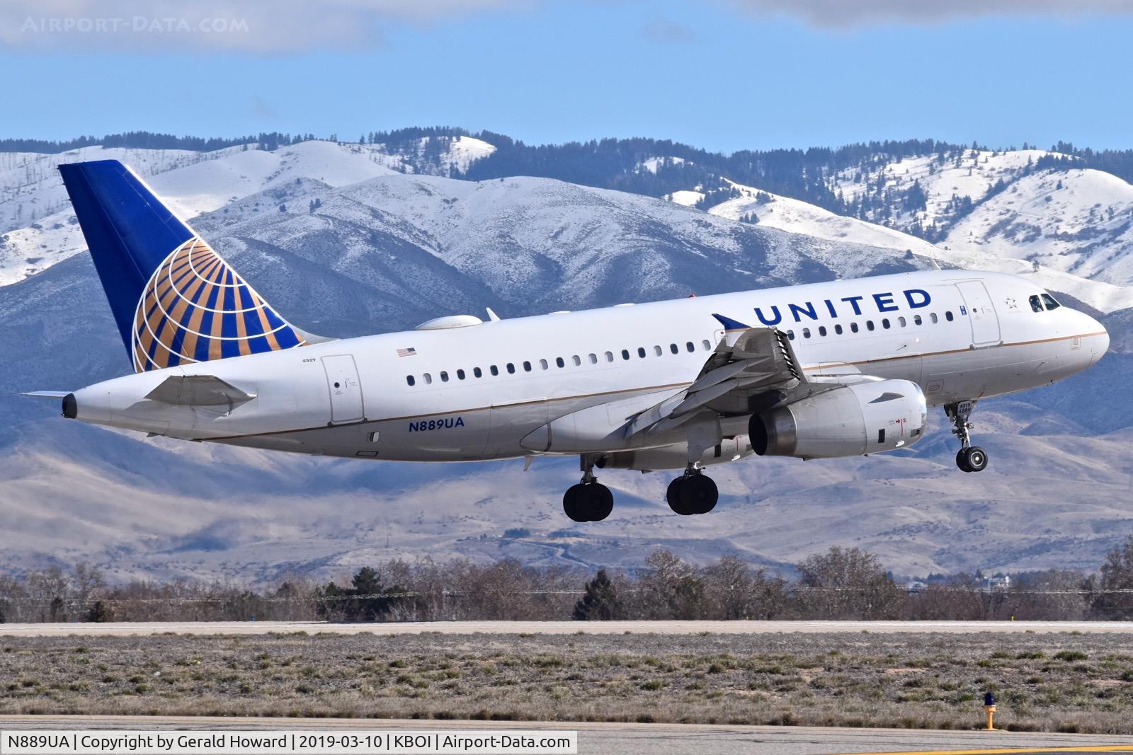 N889UA, 2005 Airbus A319-132 C/N 2667, Landing RWY 10L.