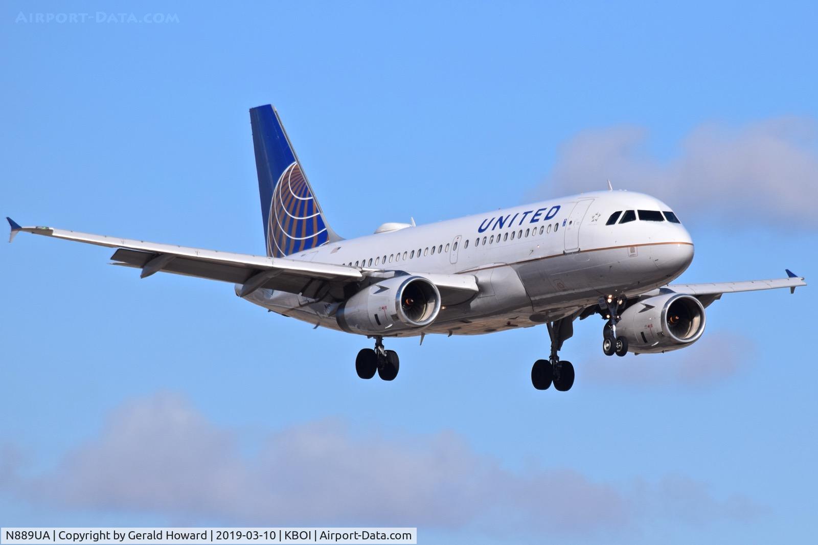 N889UA, 2005 Airbus A319-132 C/N 2667, Approach to RWY 10L.