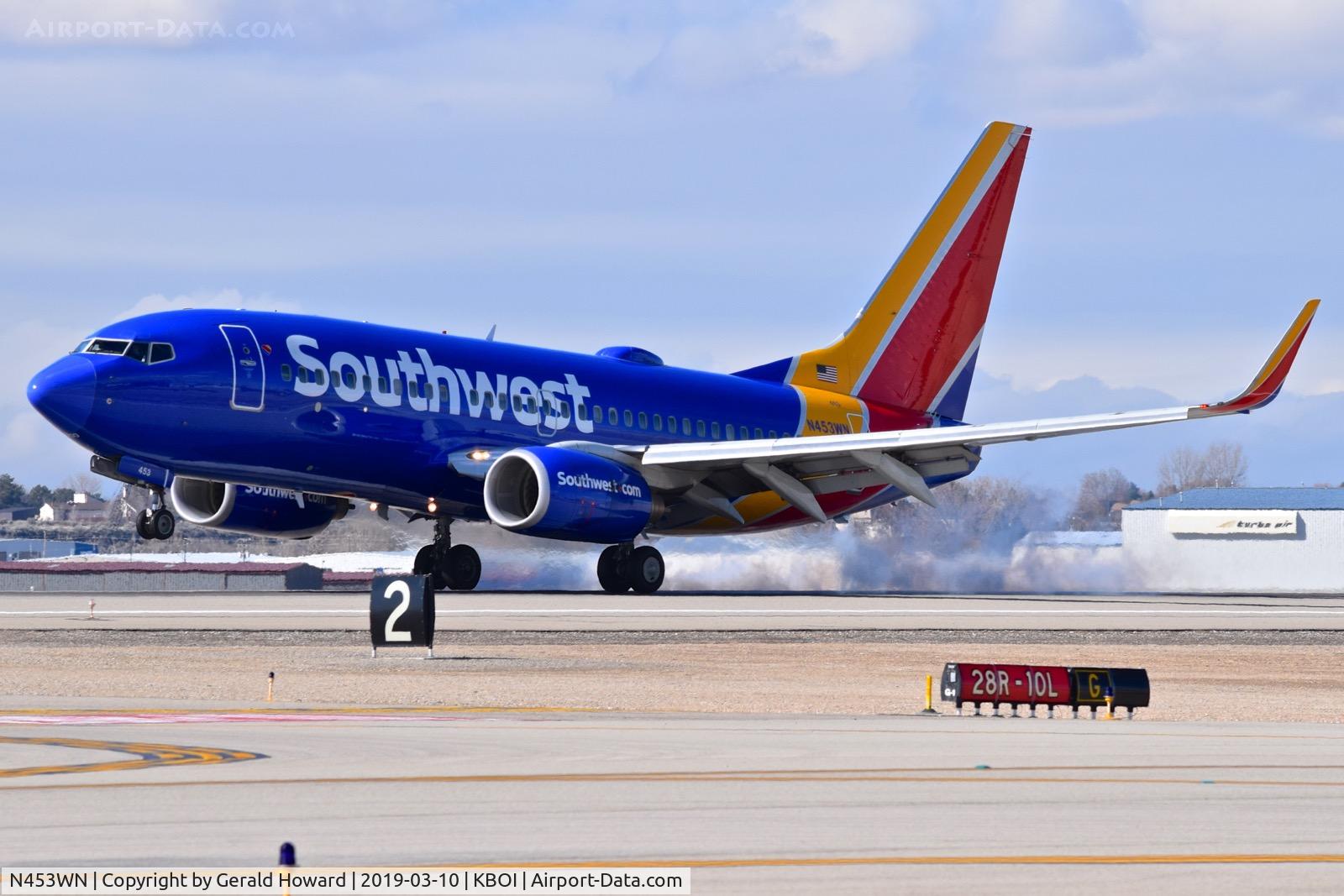 N453WN, 2004 Boeing 737-7H4 C/N 29847, Landing RWY 10L.
