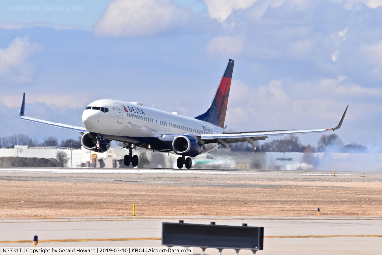 N3731T, 2000 Boeing 737-832 C/N 30775, Landing RWY 10L.