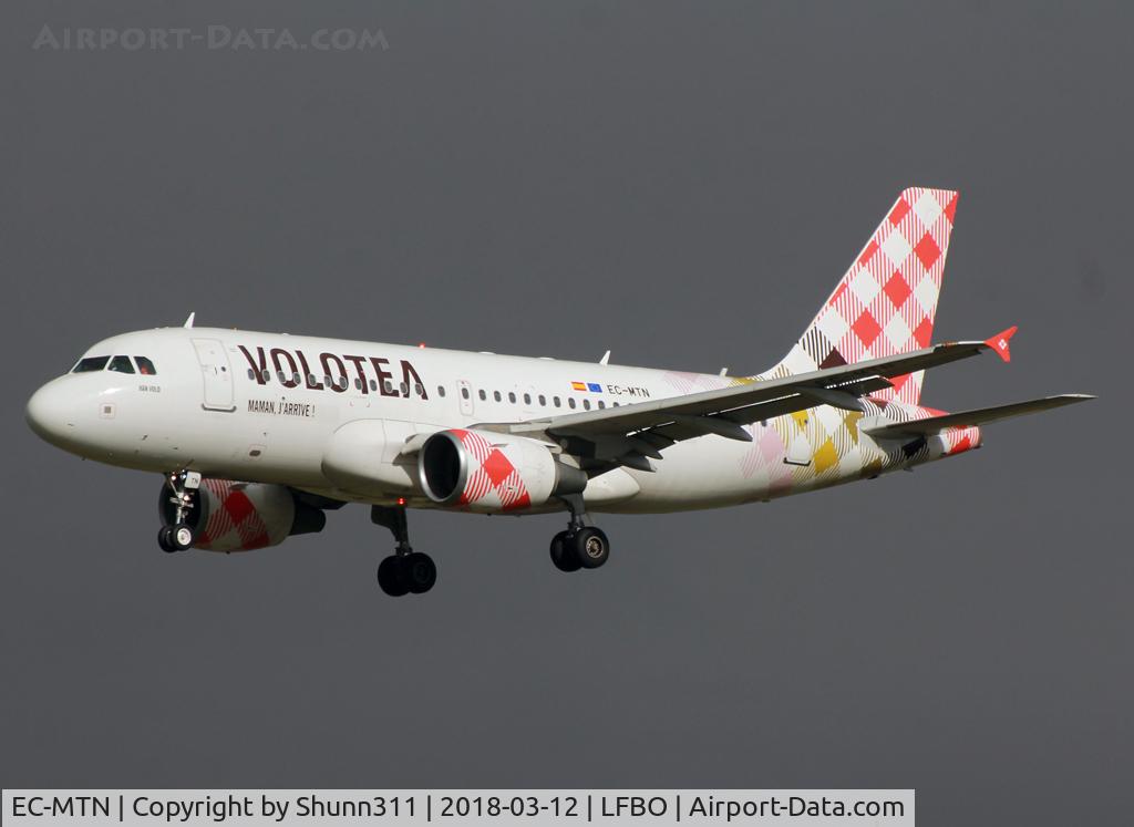 EC-MTN, 2003 Airbus A319-112 C/N 2113, Landing rwy 32L