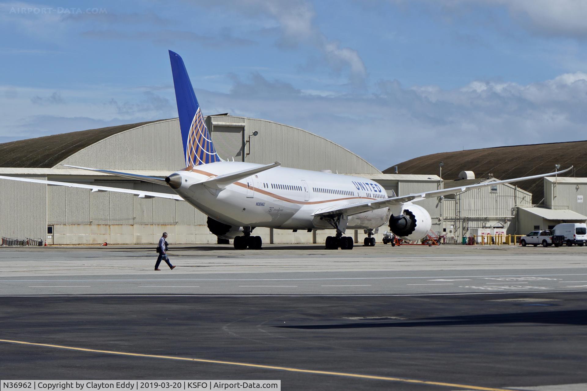 N36962, 2015 Boeing 787-9 Dreamliner C/N 35880, SFO 2019.