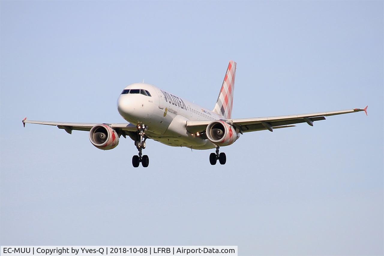 EC-MUU, 2004 Airbus A319-111 C/N 2253, Airbus A319-111, Short approach rwy 25L, Brest-Bretagne airport (LFRB-BES)