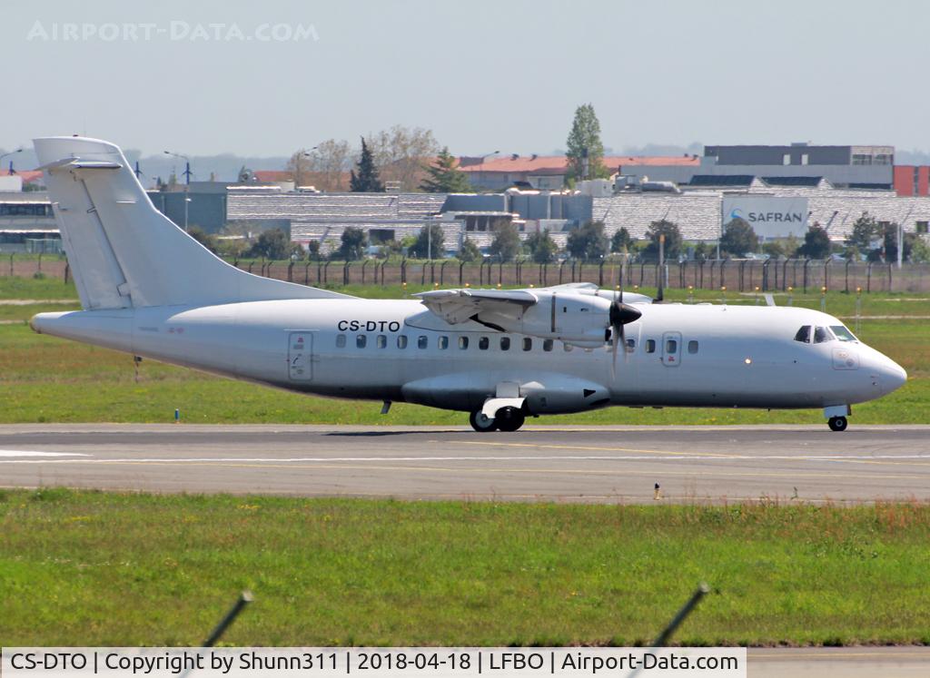 CS-DTO, 1988 ATR 42-300 C/N 095, Lining up rwy 14R for departure...