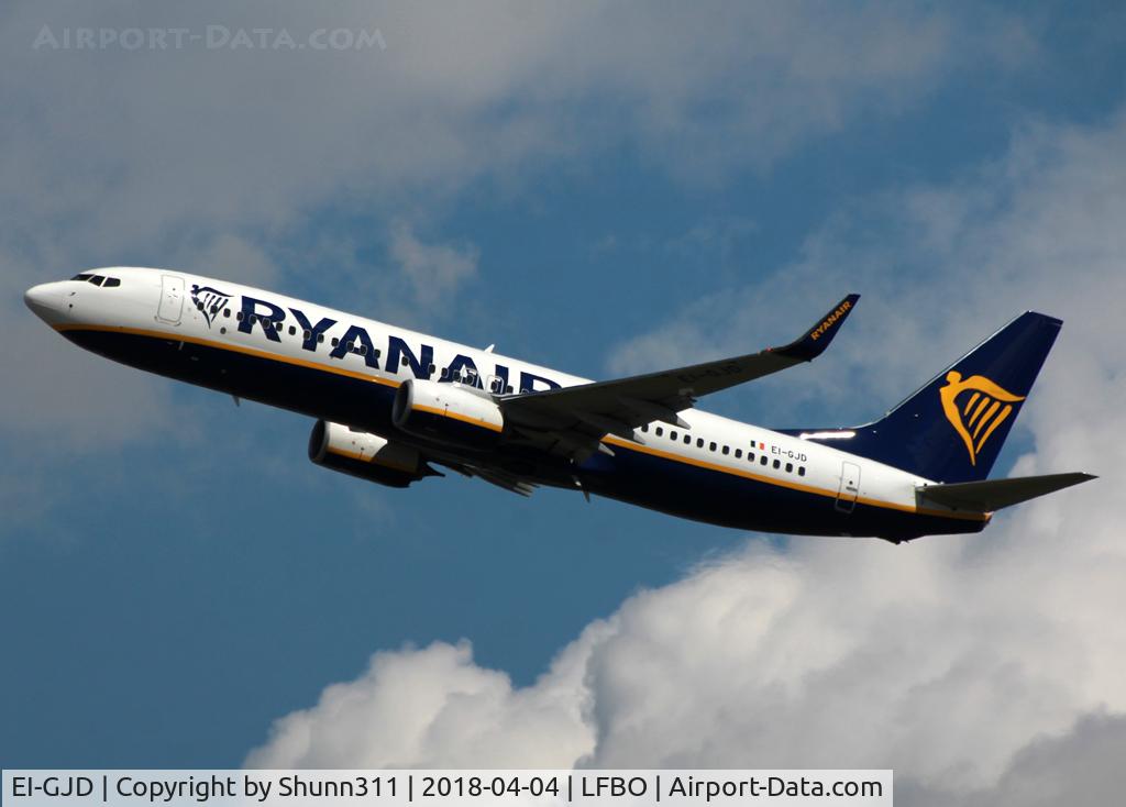 EI-GJD, 2018 Boeing 737-800 C/N 44821, Climbing after take off from rwy 32R