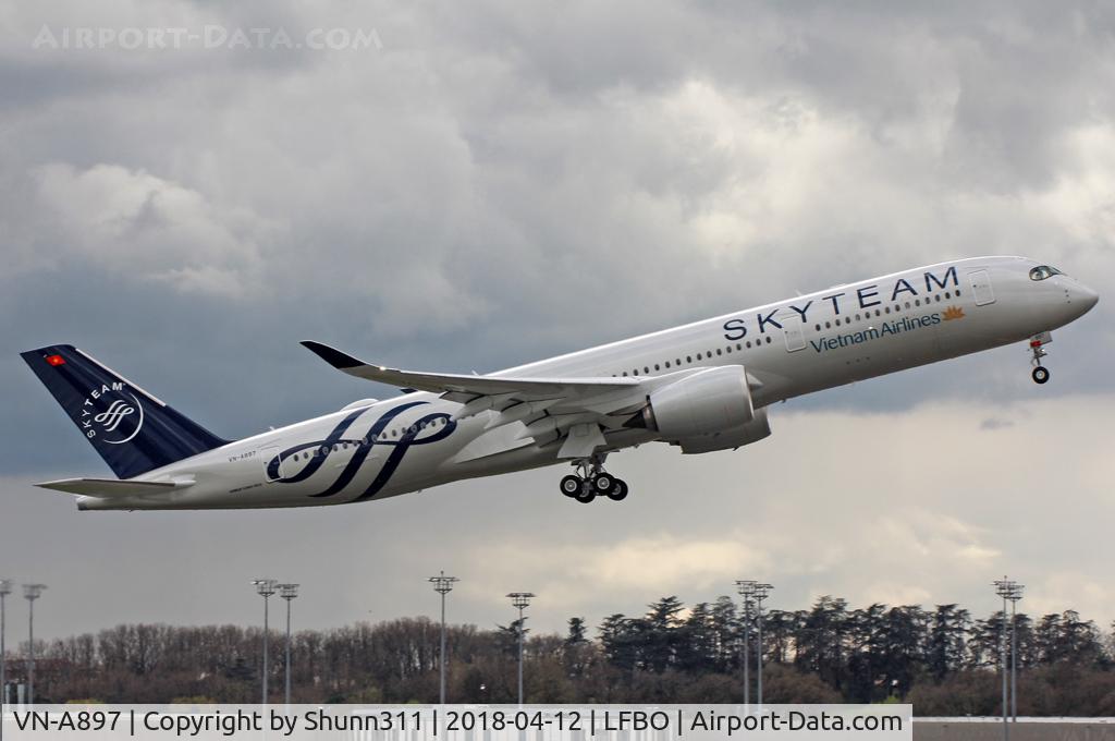 VN-A897, 2018 Airbus A350-941 C/N 197, Delivery day...