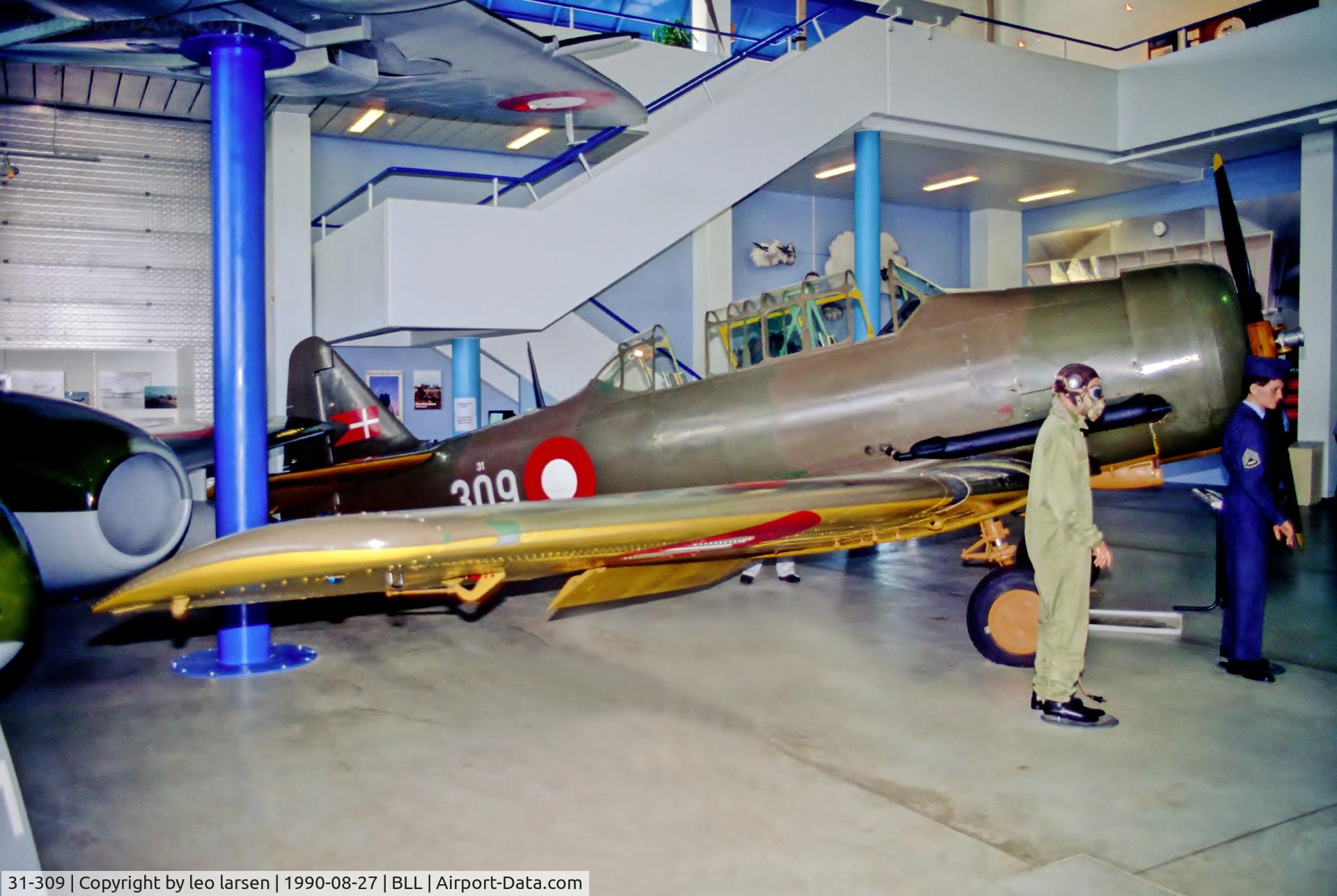 31-309, 1943 Noorduyn Harvard IIB C/N 14A-996, Billund Museum 27.8.1990
