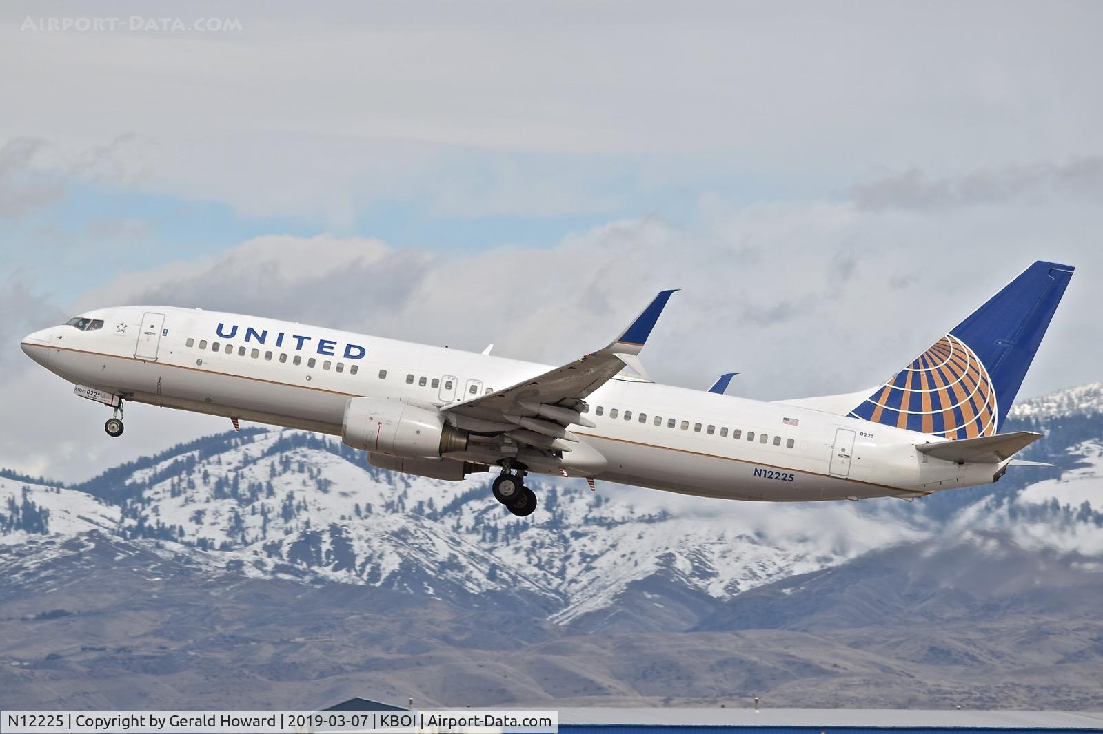 N12225, 1998 Boeing 737-824 C/N 28934, Take off from RWY 28R.