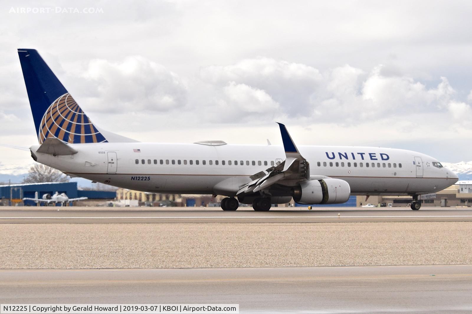 N12225, 1998 Boeing 737-824 C/N 28934, Landing roll out on RWY 28R.