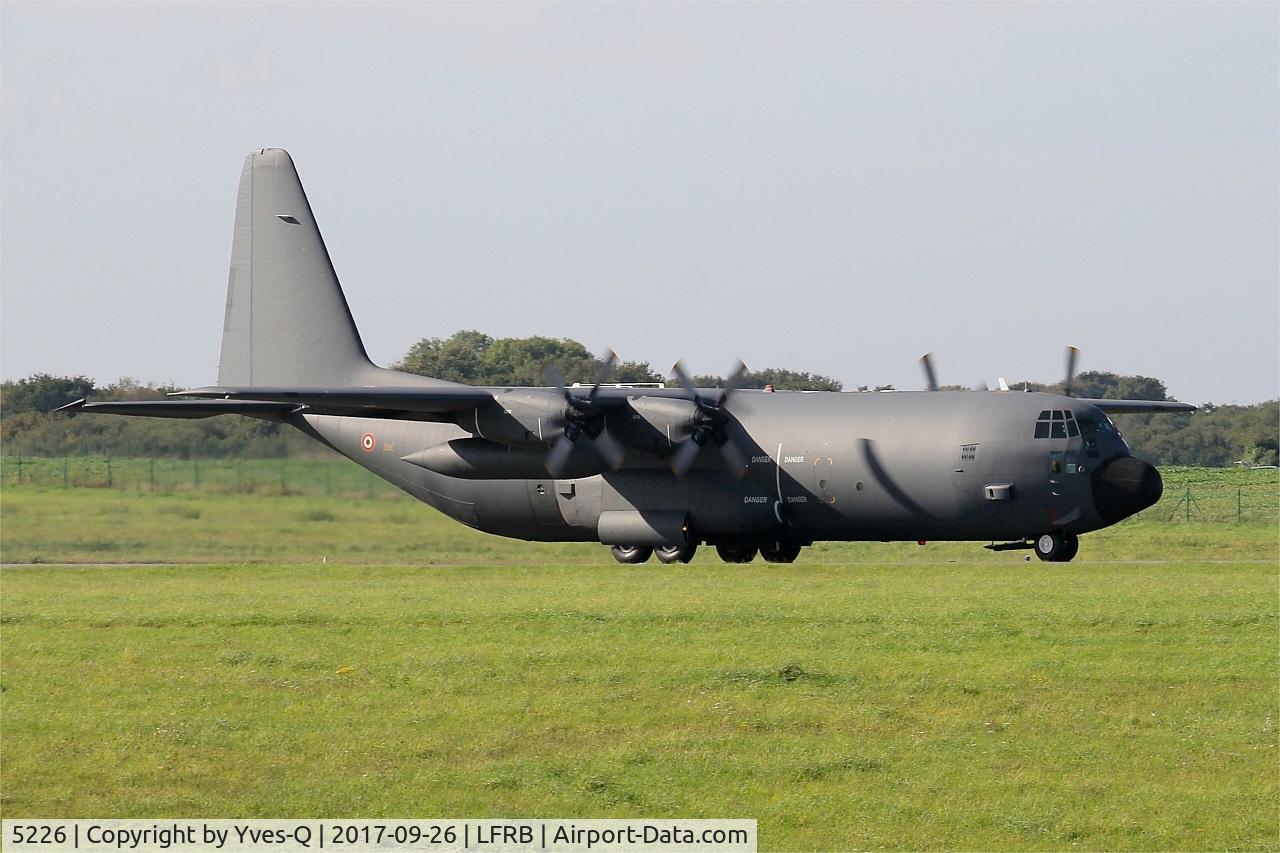 5226, Lockheed C-130H-30 Hercules C/N 382-5226, Lockheed C-130H Hercules (61-PK), Taxiing to holding point rwy 25L, Brest-Bretagne airport (LFRB-BES)