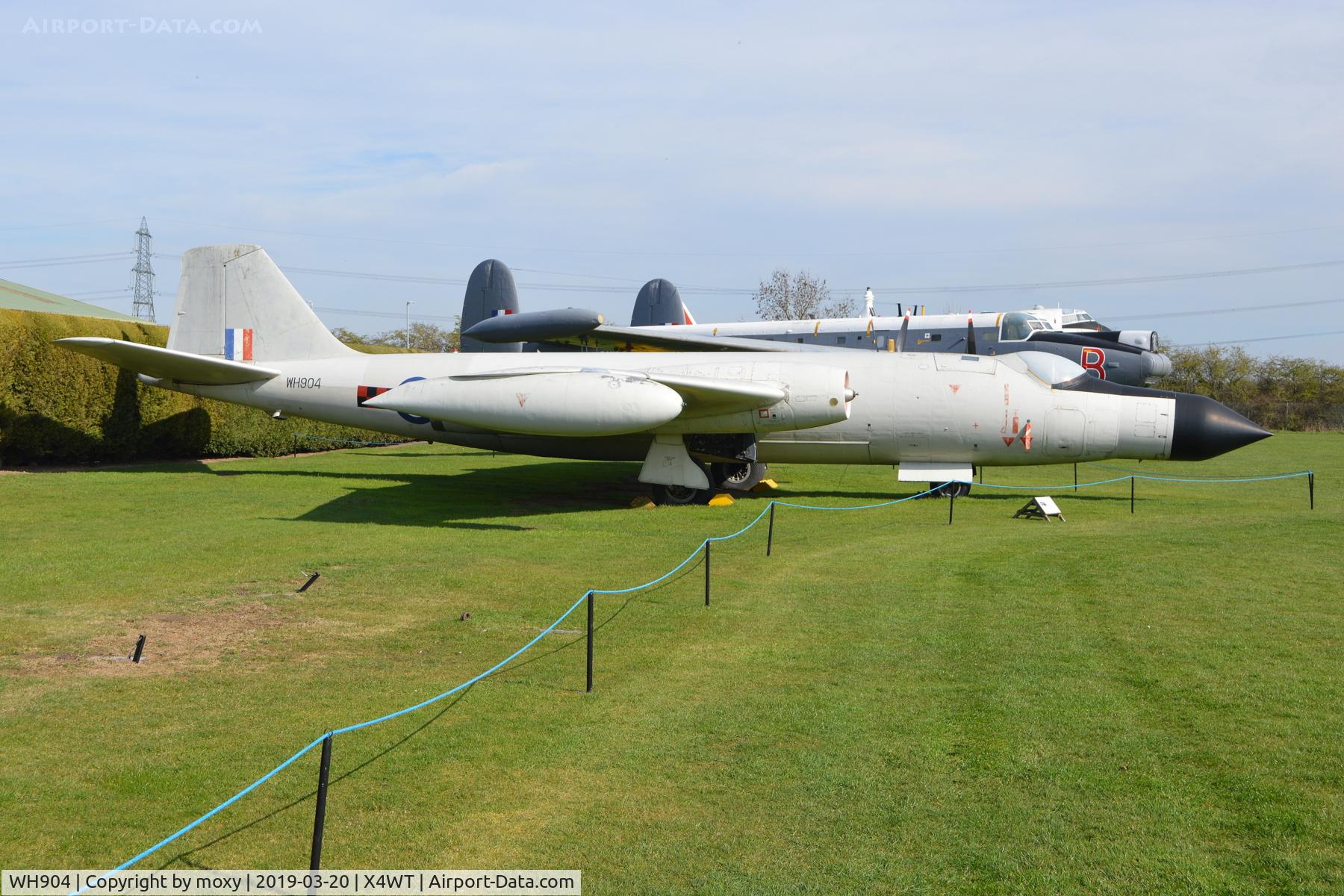 WH904, 1954 English Electric Canberra T.19 C/N SH1647, English Electric Canberra T.19 at Winthorpe.