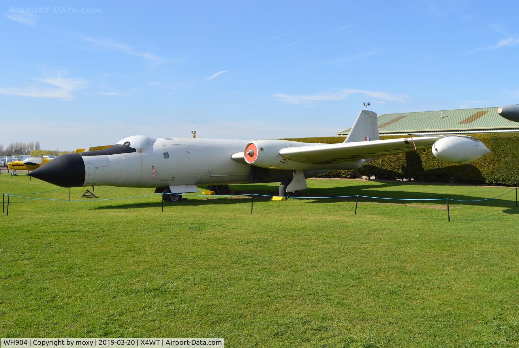 WH904, 1954 English Electric Canberra T.19 C/N SH1647, English Electric Canberra T.19 at Winthorpe.