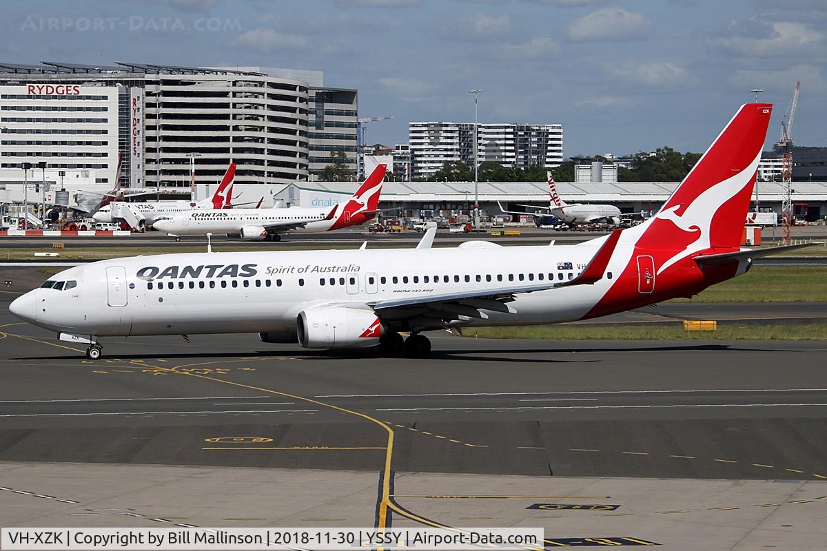 VH-XZK, 2013 Boeing 737-838 C/N 39366, TAXIING