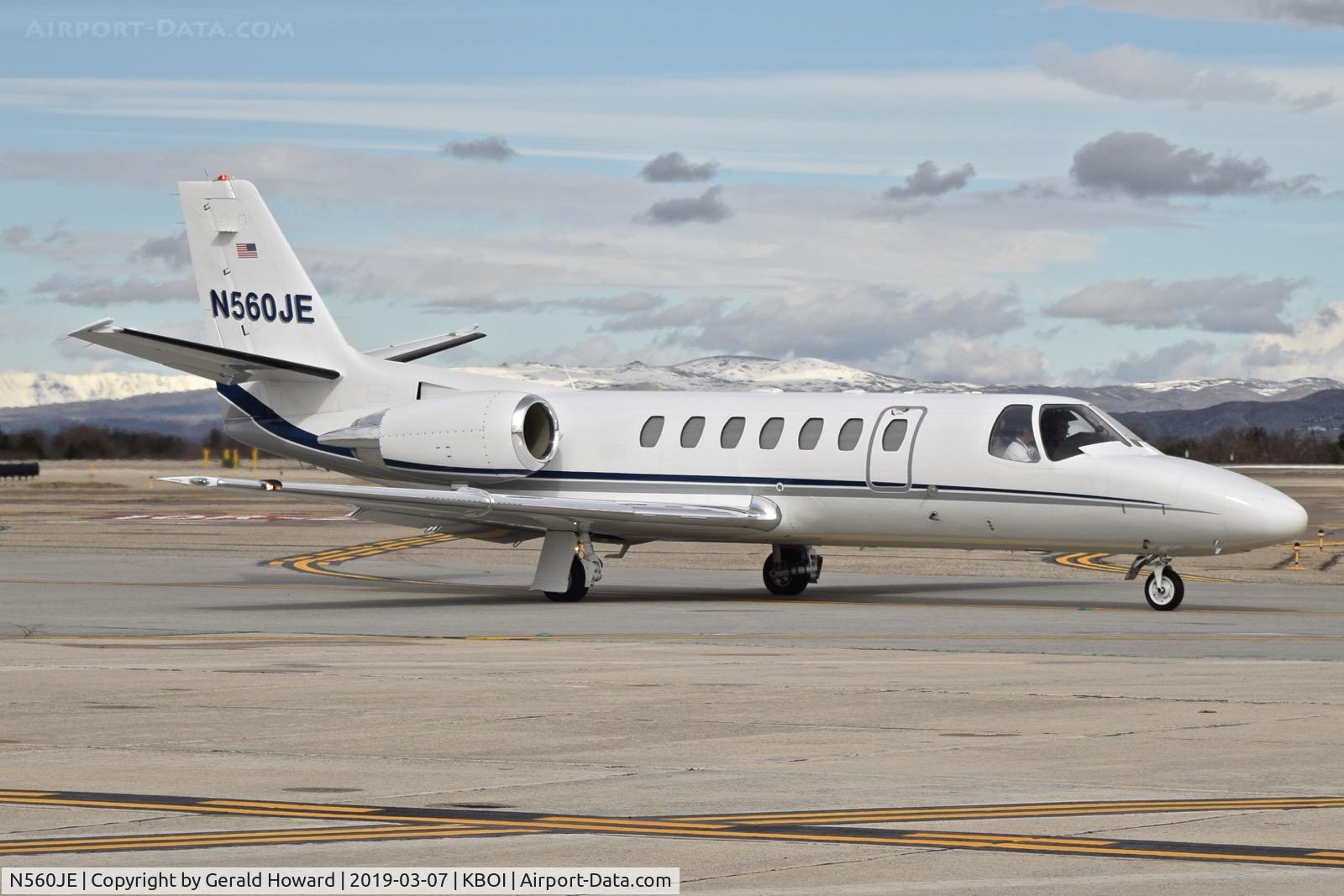 N560JE, 2001 Cessna 560 Citation Encore C/N 560-0581, Taxiing on Bravo.